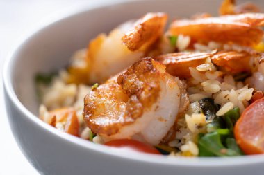 Akdeniz usulü makarna salatasının kapağını kapat.