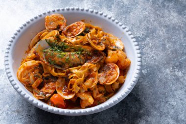 Domates soslu bir kase İtalyan deniz mahsulü makarna.