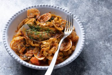 Domates soslu bir kase İtalyan deniz mahsulü makarna.