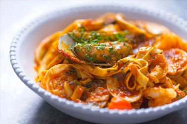 Domates soslu bir kase İtalyan deniz mahsulü makarna.