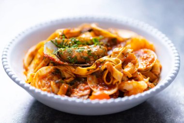 Domates soslu bir kase İtalyan deniz mahsulü makarna.