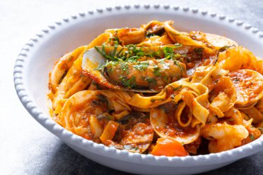 Domates soslu bir kase İtalyan deniz mahsulü makarna.