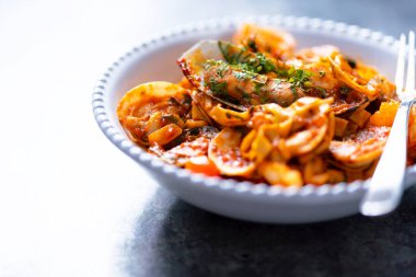 Domates soslu bir kase İtalyan deniz mahsulü makarna.