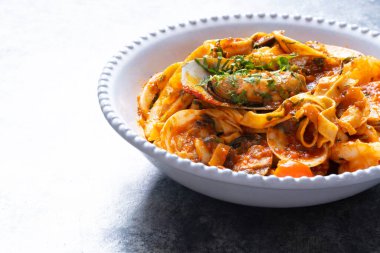 Domates soslu bir kase İtalyan deniz mahsulü makarna.