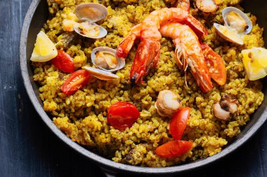 İspanyol deniz ürünleri paella 'sının kapağını kapat.