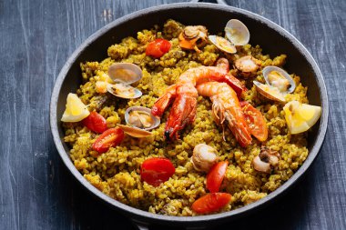 İspanyol deniz ürünleri paella 'sının kapağını kapat.