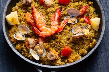 İspanyol deniz ürünleri paella 'sının kapağını kapat.