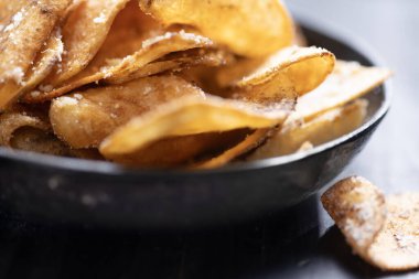 Bir tava dolusu kızarmış patates cipsinin yanına.