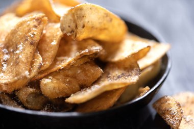 Bir tava dolusu kızarmış patates cipsinin yanına.