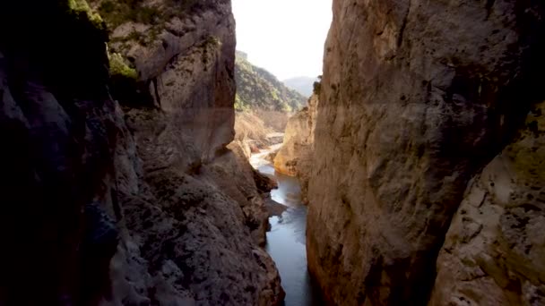 在干涸的河床上的峡谷中飞行 高质量的4K镜头 — 图库视频影像