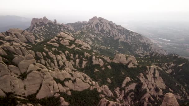 飞越西班牙蒙特塞拉特的高山 高质量的4K镜头 — 图库视频影像
