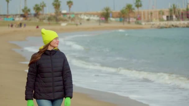 Дівчина Гуляє Вздовж Пляжу Погода Прохолодна Повільний Рух — стокове відео