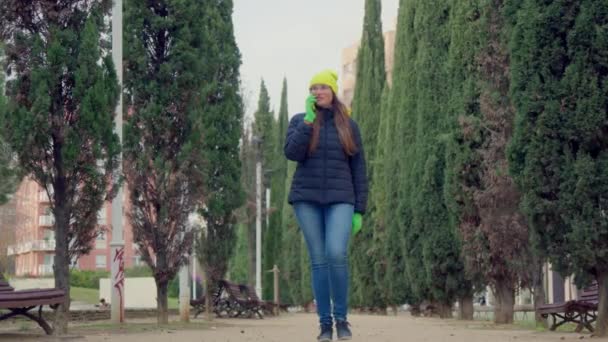 Een Meisje Loopt Het Park Tussen Cipressen Dag Koel Weer — Stockvideo