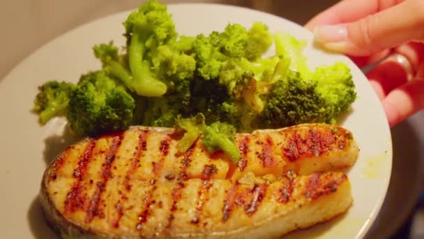 Baked Red Fish Broccoli Plate Just Frying Pan Hot Dish — Stockvideo