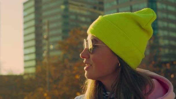 Girl Background Modern Buildings Bright Hat Sunglasses — Stock video