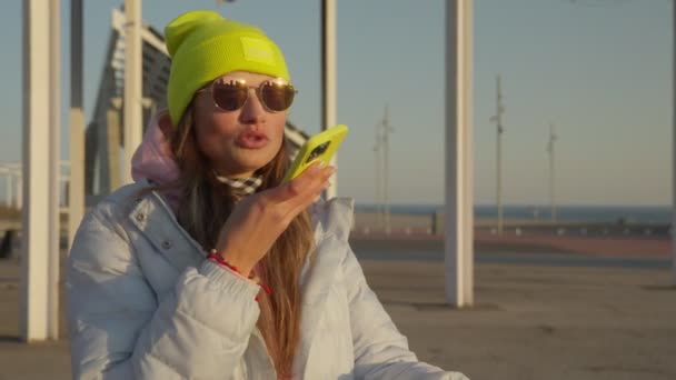 Girl Talking Phone Bright Hat Portrait Warm Clothes — Vídeo de Stock