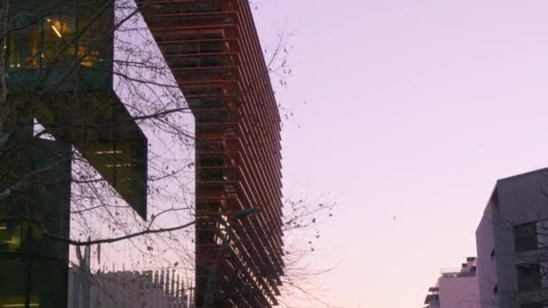 日没の近代的な建物の眺め ピンクの空 — ストック動画