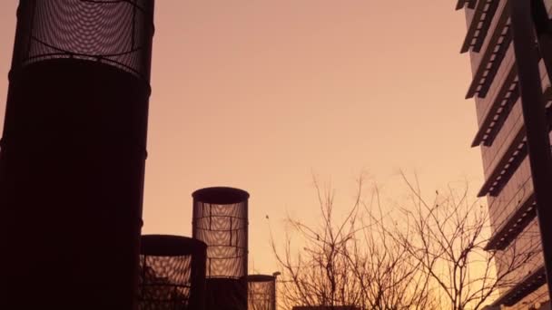 俯瞰现代庭院的通风井的夜景 — 图库视频影像