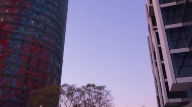 Modern ofis kompleksi. Akşam manzarası.