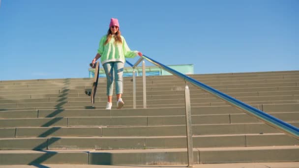 Ένα Κορίτσι Τρέχει Ένα Σκέιτμπορντ Στις Σκάλες Υψηλής Ποιότητας Πλάνα — Αρχείο Βίντεο