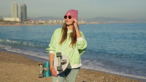 Дівчинка Стоїть Скейтбордом Біля Моря Барселоні Кадри Високої Якості — стокове відео