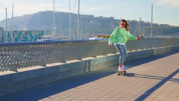 Ein Mädchen Fährt Vor Einem Yachtclub Skateboard Hochwertiges Filmmaterial — Stockvideo