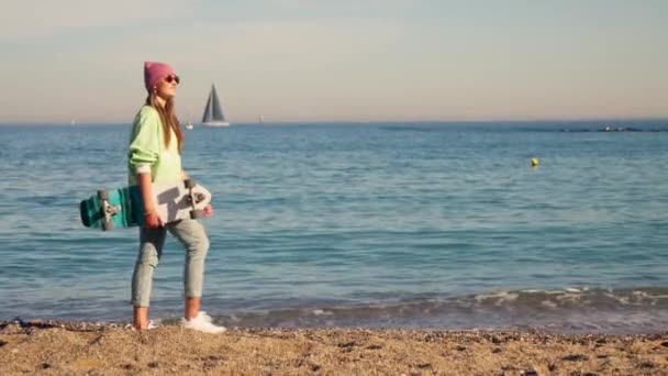 Ein Junges Mädchen Läuft Mit Einem Schlittschuh Meer Entlang Hochwertiges — Stockvideo
