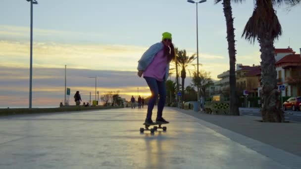 Дівчина Катається Скейтборді Тлі Заходу Сонця Високоякісні Кадри — стокове відео