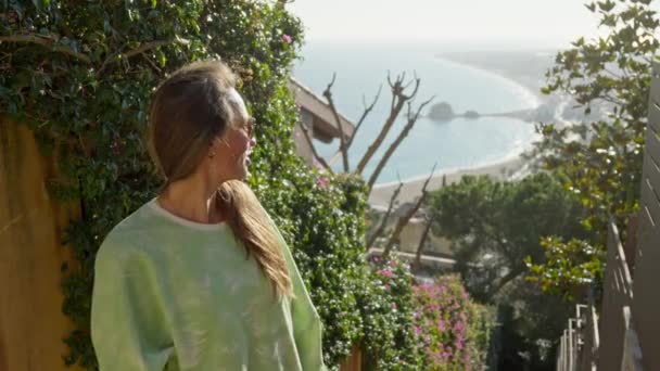 Дівчина Дивиться Назад Пляж Високоякісні Кадри — стокове відео