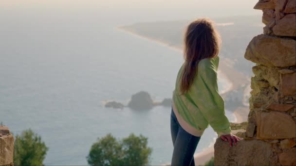 Дівчина Висоти Дивиться Пляж Бланезі Кадри Високої Якості — стокове відео