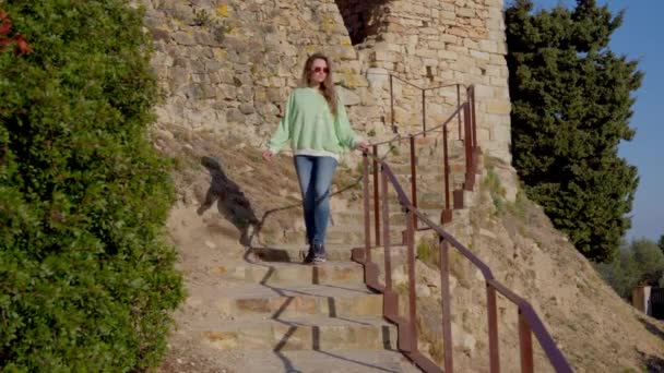 Girl Descends Steps Fortress High Quality Footage — Vídeos de Stock