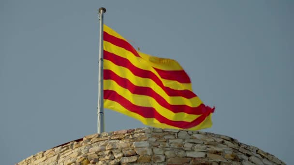 Den Katalanska Flaggan Utvecklas Vinden Fästningen Högkvalitativ Film — Stockvideo