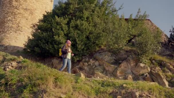Ένα Κορίτσι Περπατάει Μέσα Από Φρούριο Τρέχει Κατά Μήκος Του — Αρχείο Βίντεο