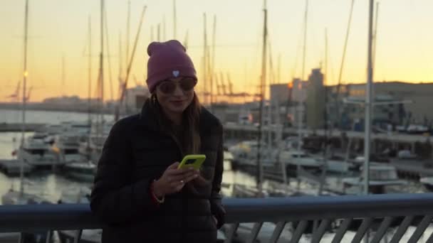 Girl Looks Phone Camera Flies High Quality Footage — Vídeos de Stock