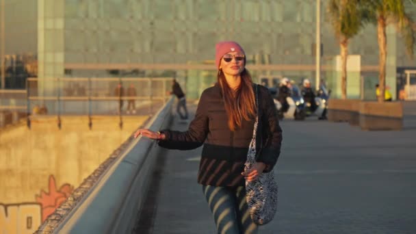 Дівчина Переходить Камери Сонцезахисних Окулярах Високоякісні Кадри — стокове відео