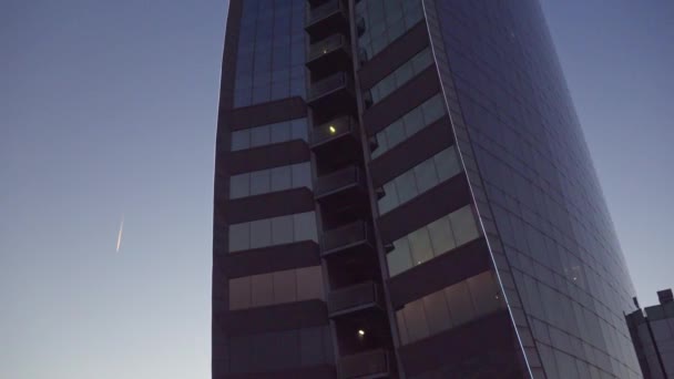高層のガラスの建物は空に対して 高品質4K映像 — ストック動画