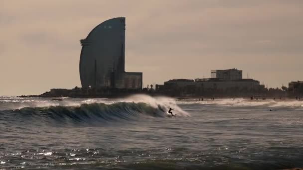 巴塞罗那的大浪卡他尼亚高质量的4K镜头 — 图库视频影像