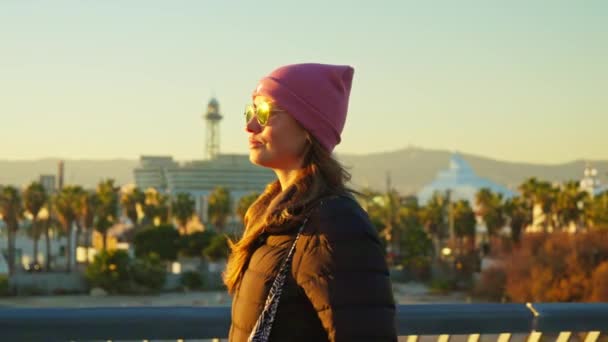 Радісна Дівчина Йде Барселоні Кадри Високої Якості — стокове відео