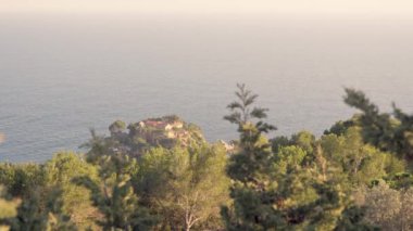 Yeşillikte sahilde bir ev. Yüksek kalite 4k görüntü
