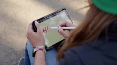 Kız bir gülücük çiziyor ve mutluluk kelimesini yazıyor. Yüksek kalite 4k görüntü