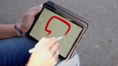 Kız buna benzer bir şey çizer, tablete çizer. Yüksek kalite 4k görüntü