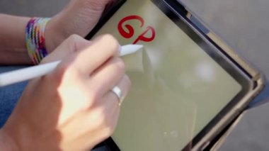 Kız kelimeyi tablete muhteşem bir şekilde yazıyor. Yüksek kalite 4k görüntü
