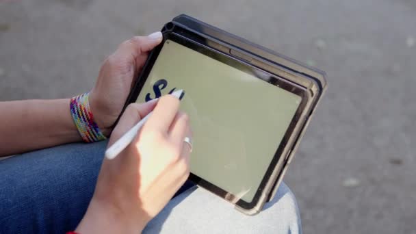 Menulis Kata Sukses Pada Tablet Rekaman Berkualitas Tinggi — Stok Video