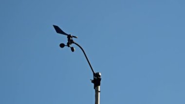 Mavi gökyüzünün arka planında anemometre var. Rüzgar hızını ölçer Yüksek kalite 4K görüntü