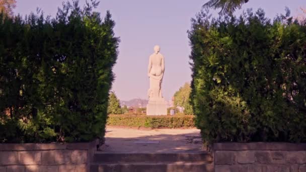 Menina Caminha Jardim Admirando Estátuas Imagens Alta Qualidade — Vídeo de Stock