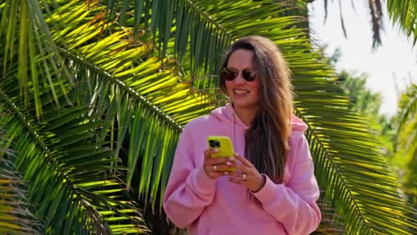 Дівчина Рожевого Кольору Тлі Пальмового Листя Високоякісні Кадри — стокове відео