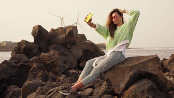 Девушка Делает Селфи Фоне Ветряных Турбин Высококачественные Кадры — стоковое видео