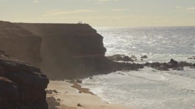 Gün batımında kayalık sahil, büyük dalgalar, Fuerteventura Adası. Yüksek kalite 4k görüntü