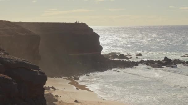 Costa Rochosa Pôr Sol Ondas Grandes Ilha Fuerteventura Imagens Alta — Vídeo de Stock