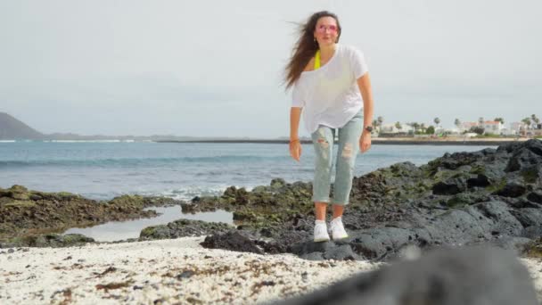 Uma Rapariga Branco Numa Praia Vulcânica Toca Seixos Imagens Alta — Vídeo de Stock